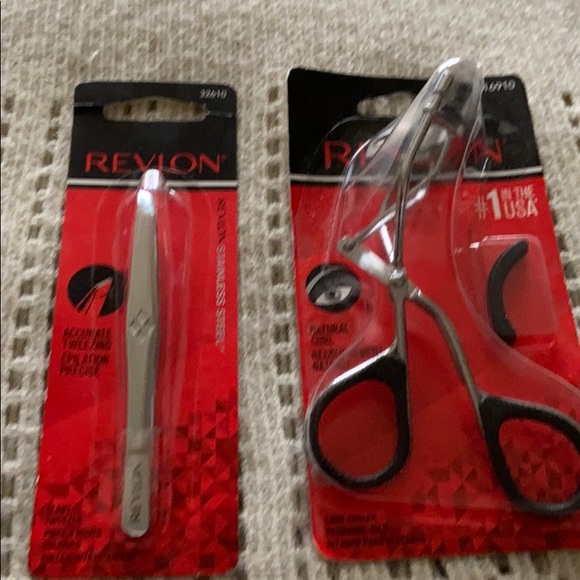 Revlon tweezer and Eyelash curler - Picture 3 of 3
